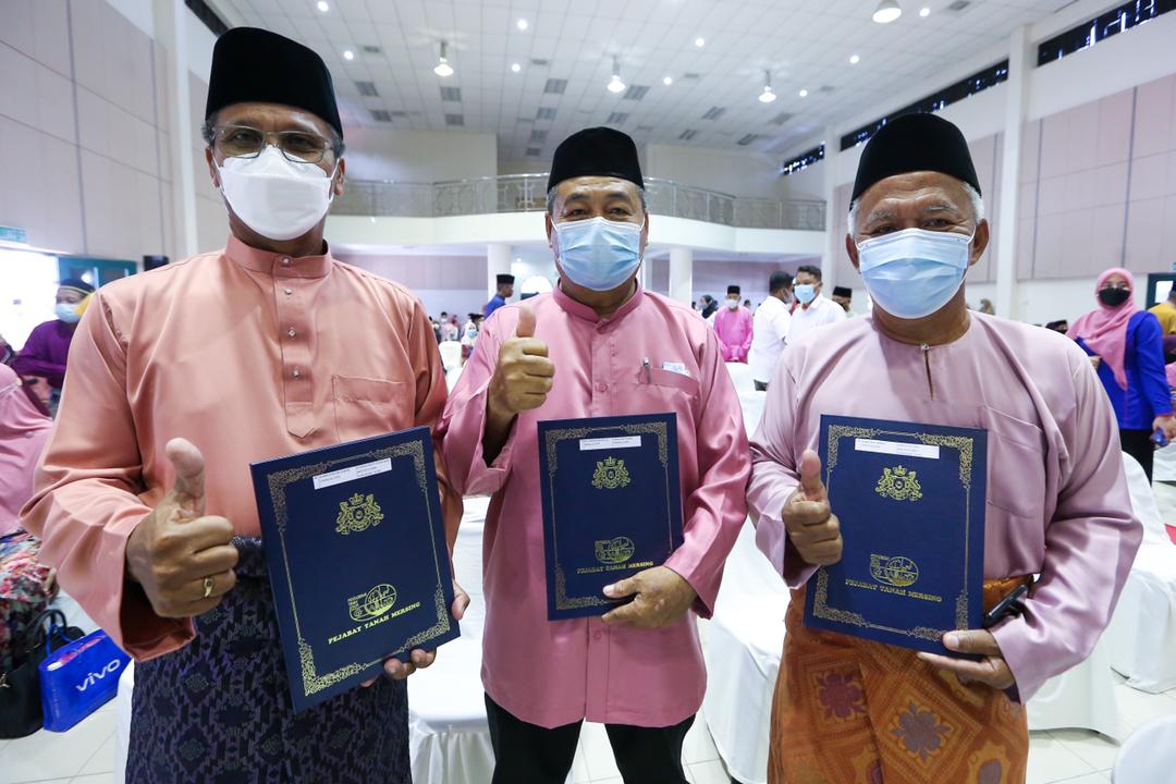 PENANTIAN LEBIH 30 TAHUN BERAKHIR, PENEROKA FELDA TENGGAROH TERIMA GERAN HAK MILIK