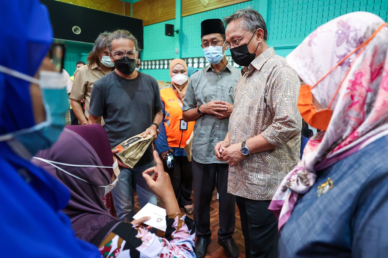 AMY SEARCH BERBESAR HATI DAPAT BERSAMA-SAMA MB LAWAT MANGSA BANJIR